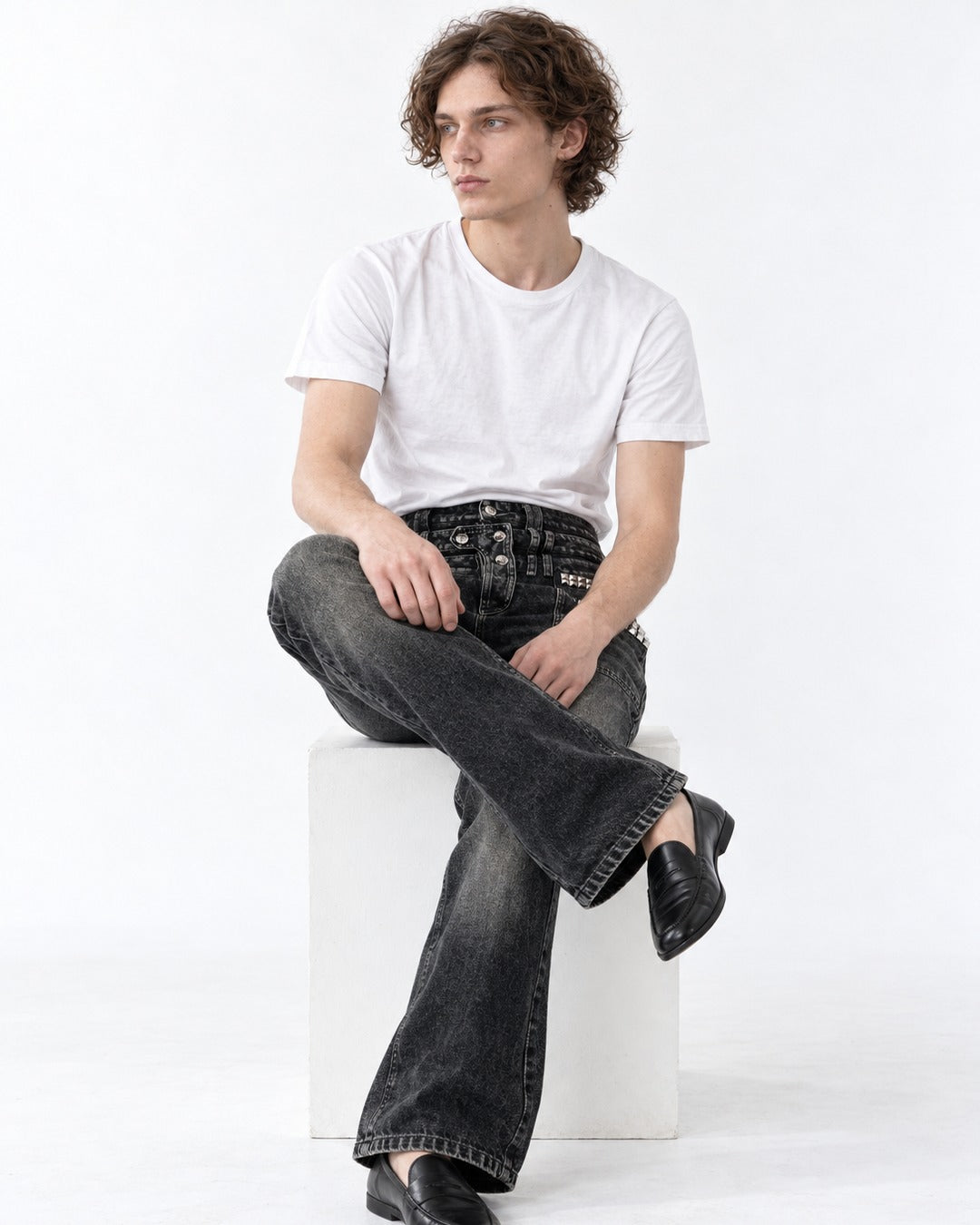 Rivet-Detail Distressed Jeans