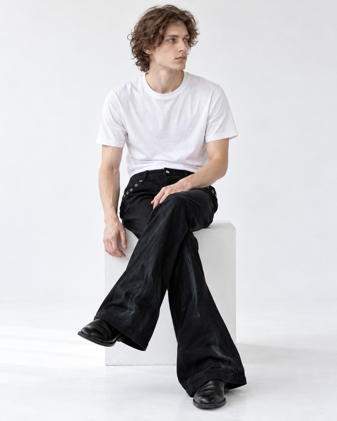Grommet-Detail Flared Jeans