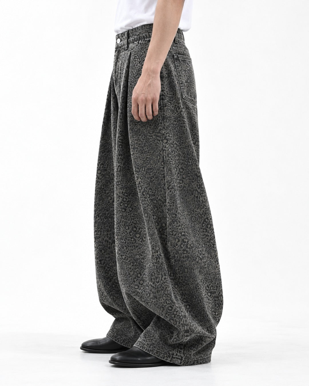 Pleated Wide-Leg Leopard Print Jeans