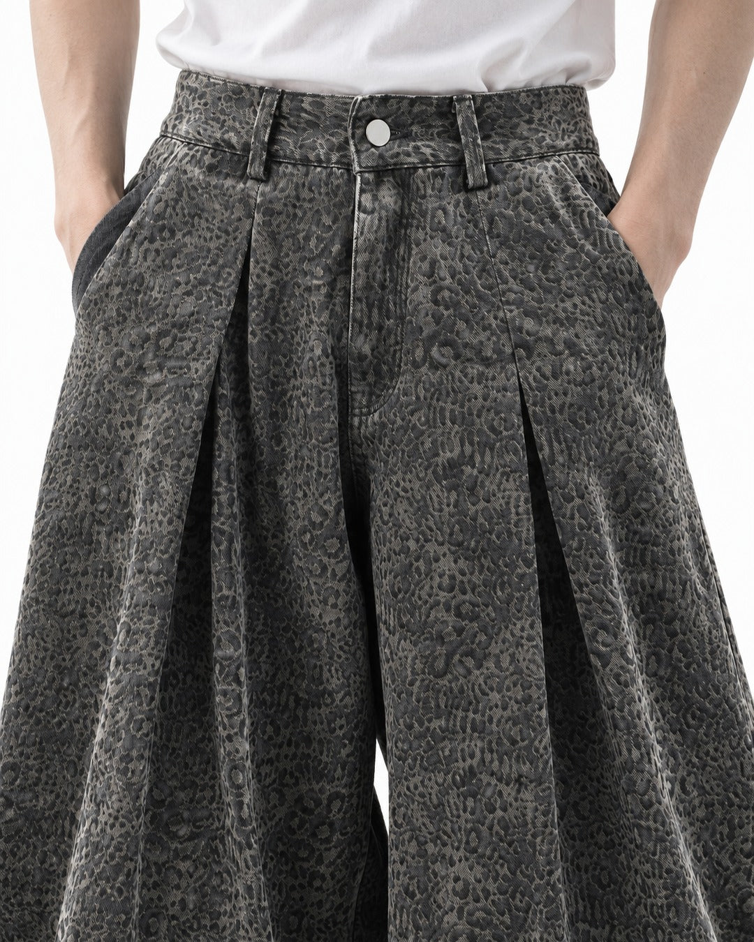 Pleated Wide-Leg Leopard Print Jeans