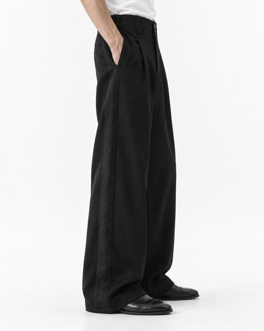 Pleated Wide-Leg Trousers With Side Zip Pocket