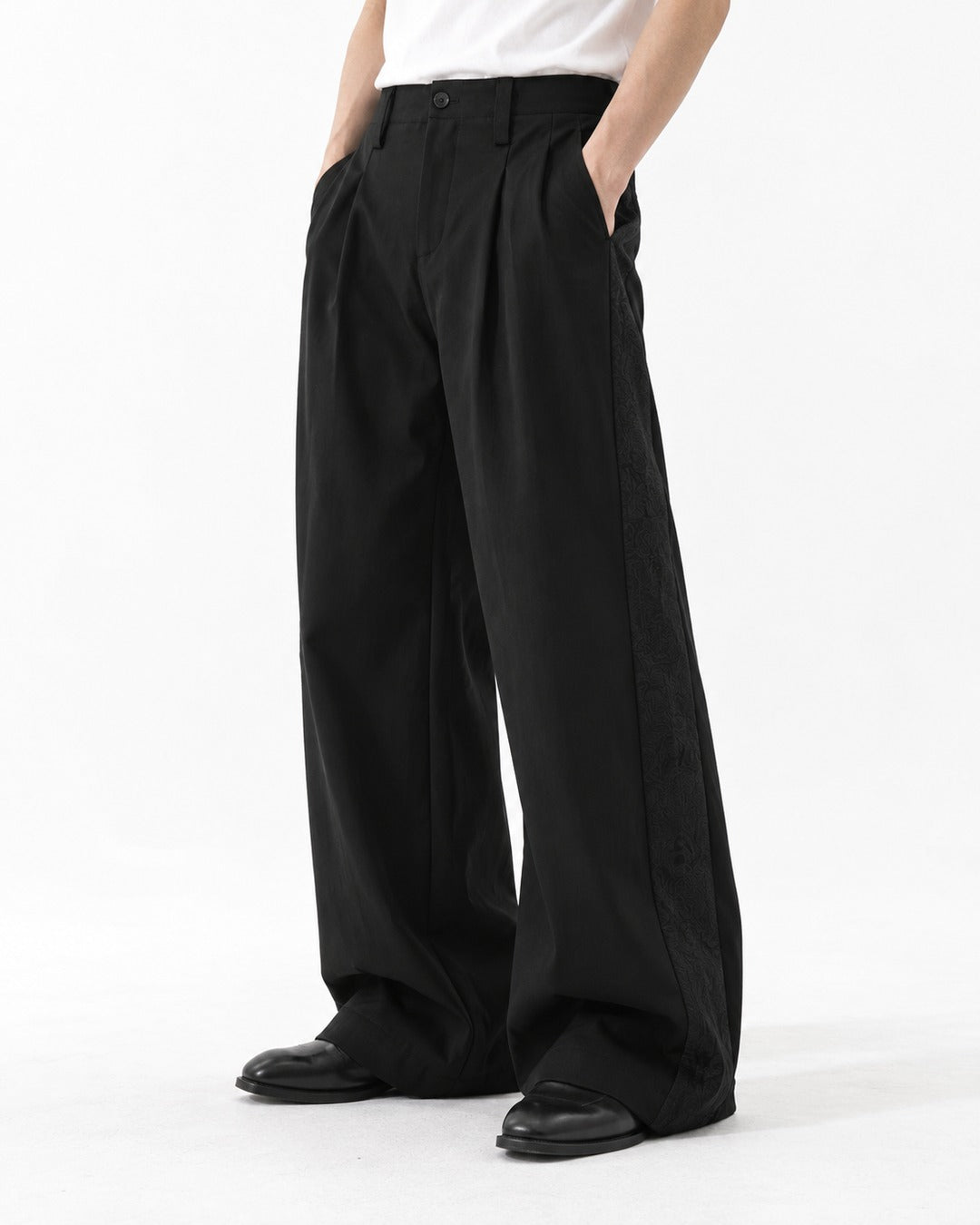 Pleated Wide-Leg Trousers With Side Zip Pocket