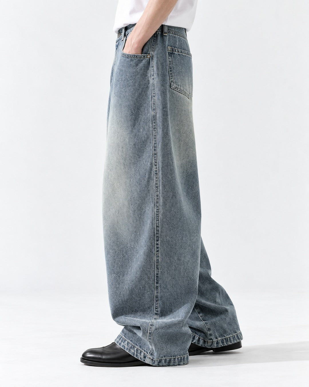 Curved-Seam Baggy Jeans