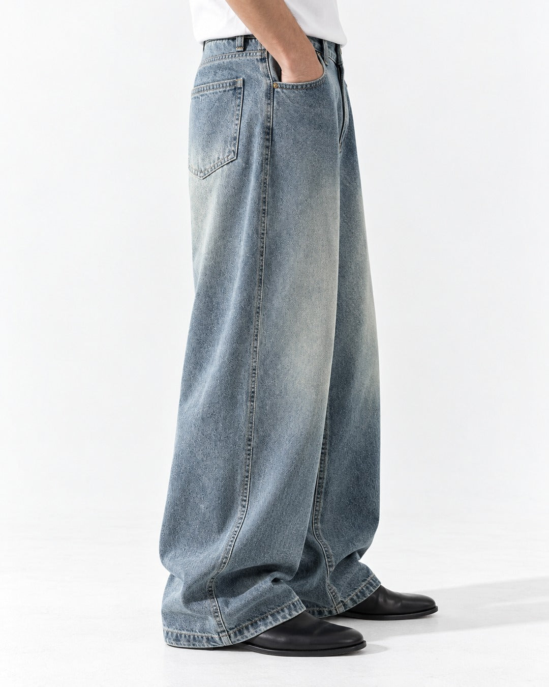 Curved-Seam Baggy Jeans
