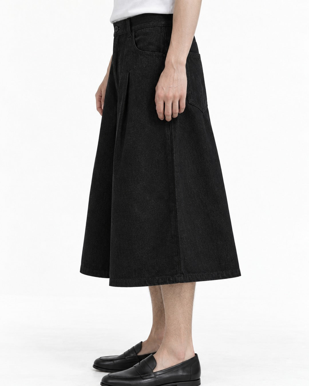 Pleated Wide-Leg Shorts (Black)