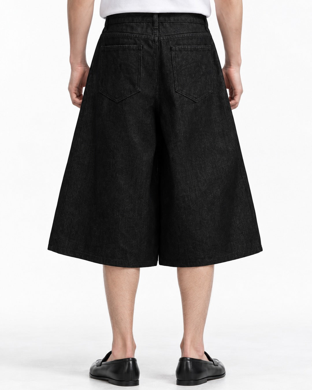 Pleated Wide-Leg Shorts (Black)