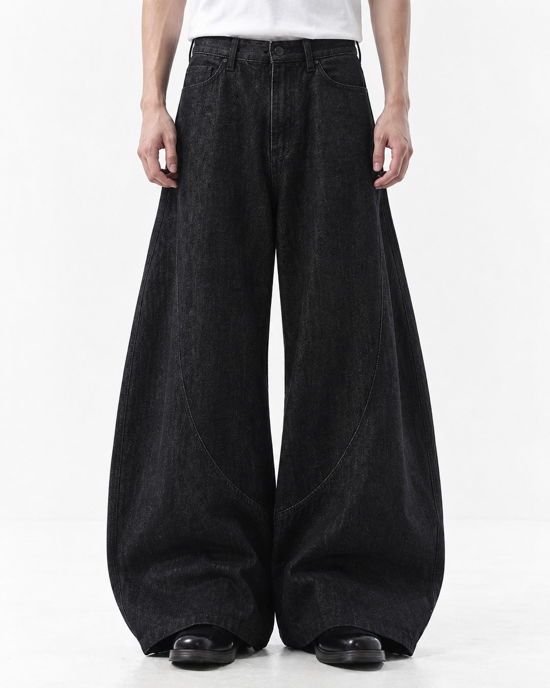 Diagonal-Seam Balloon Jeans
