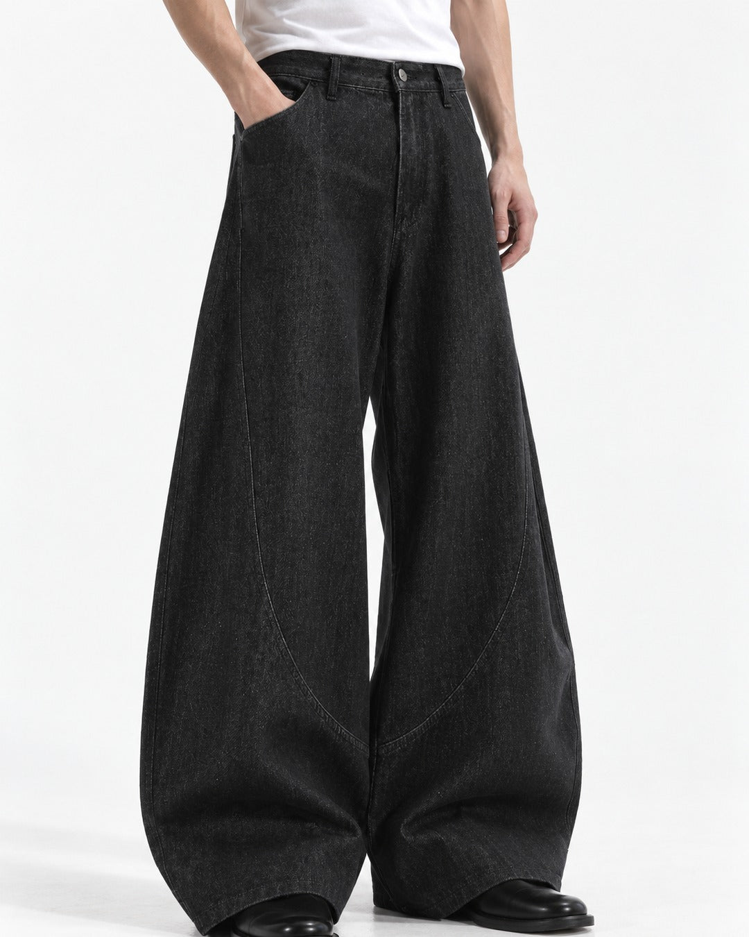 Diagonal-Seam Balloon Jeans