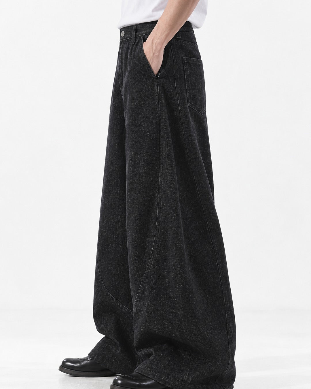 Diagonal-Seam Balloon Jeans