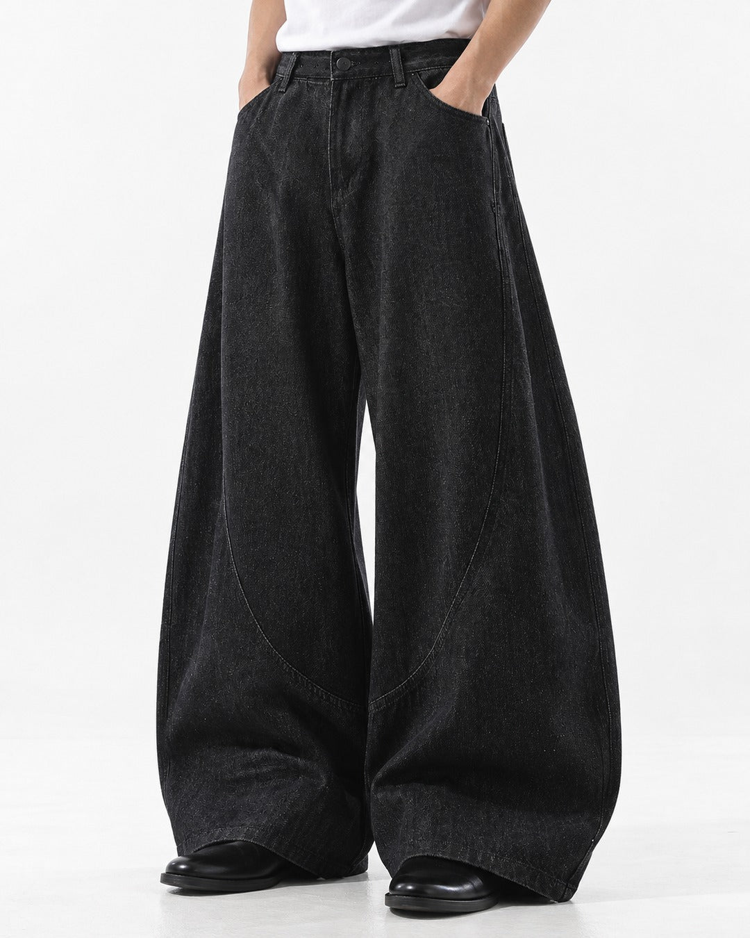 Diagonal-Seam Balloon Jeans