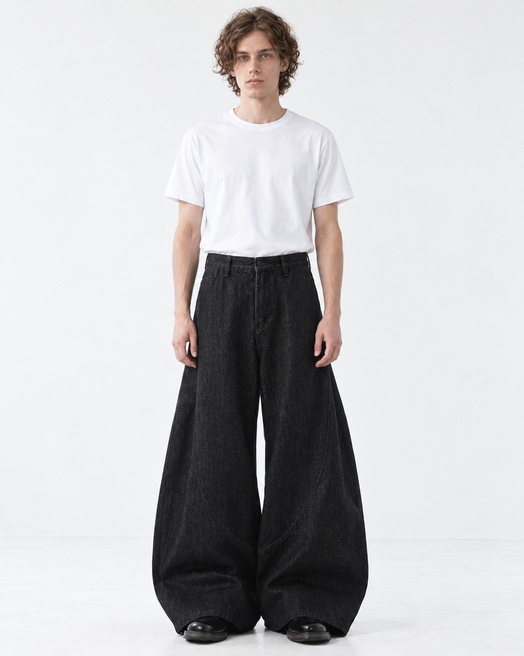 Diagonal-Seam Balloon Jeans