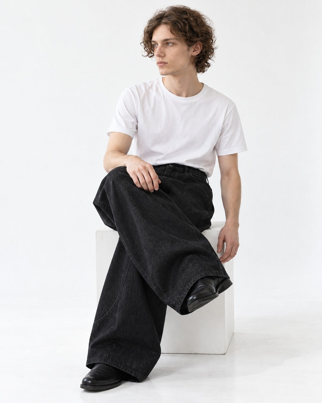 Diagonal-Seam Balloon Jeans
