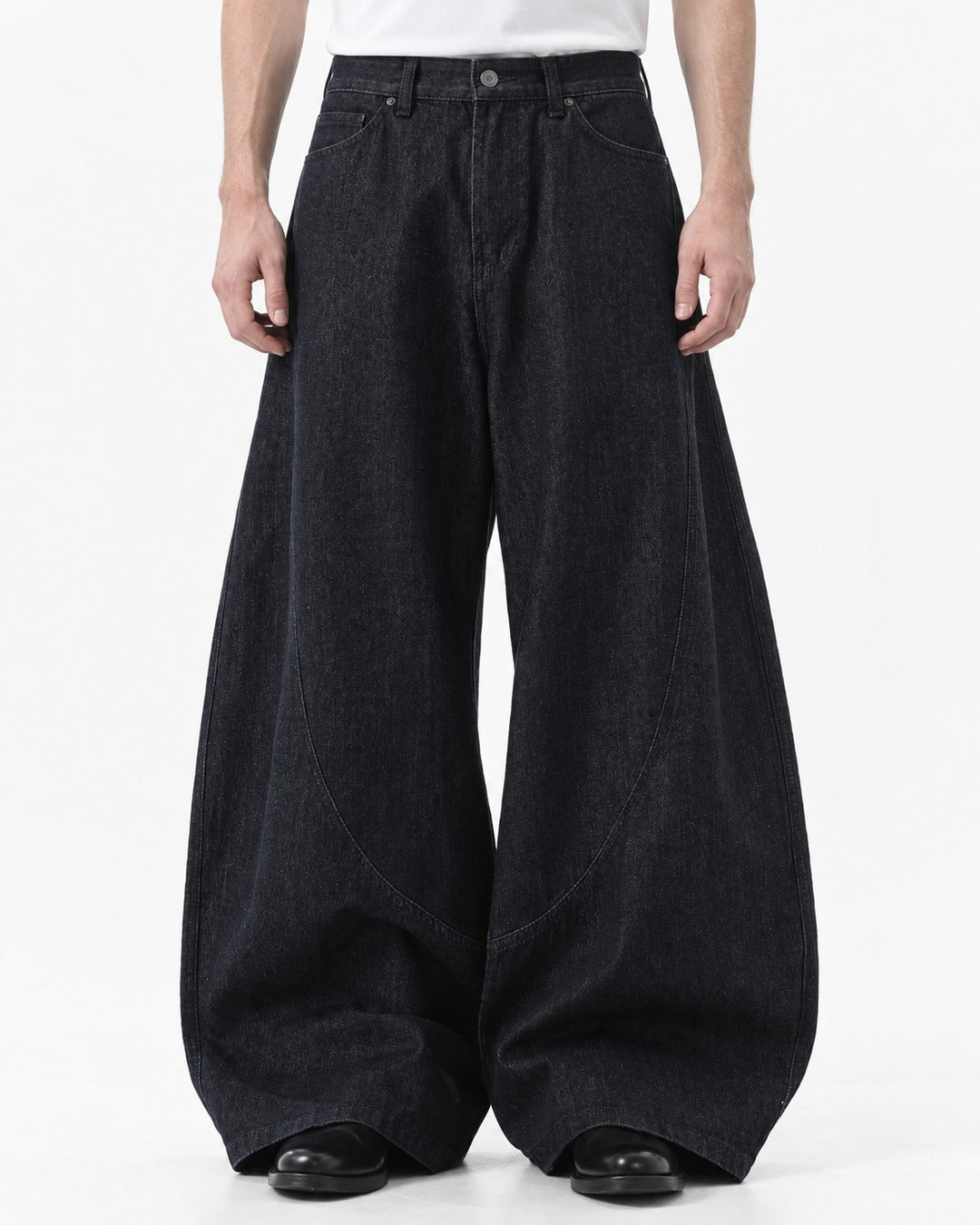 Diagonal-Seam Balloon Jeans