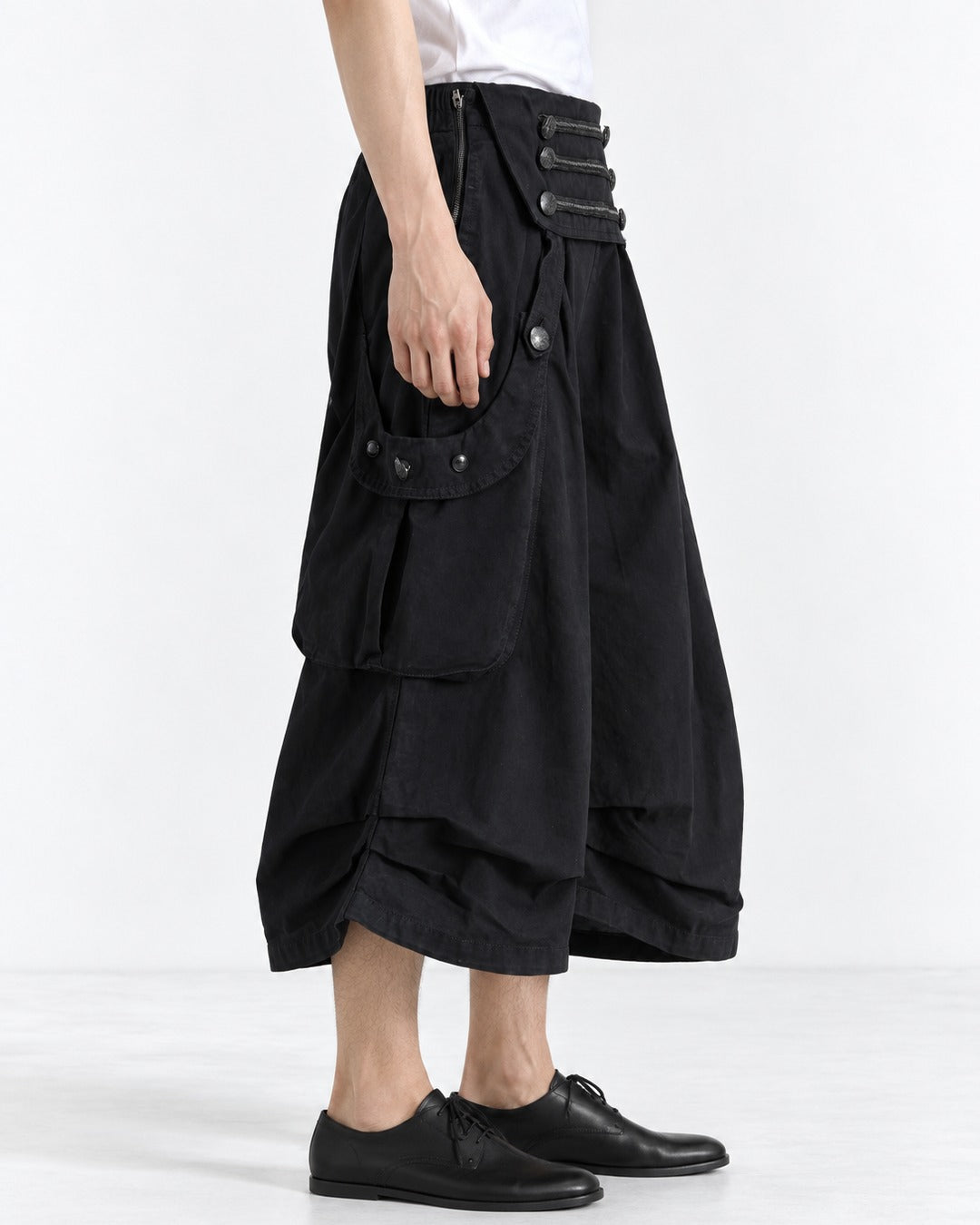 Triple-Snap Waistband Cropped Cargo Shorts