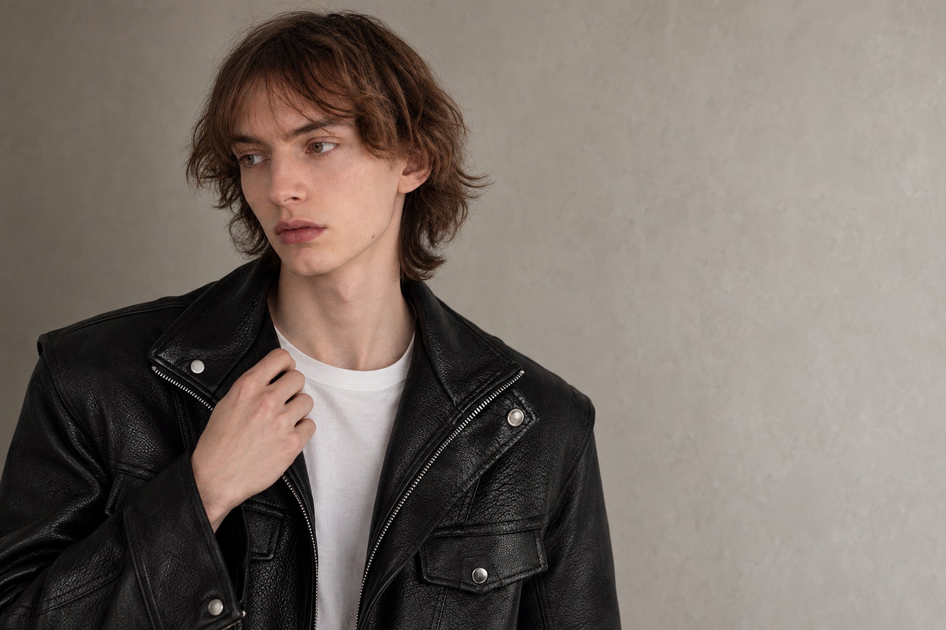MAISON LAUREL Autumn / Winter 2026 — Nahaufnahme eines Models, das den Kragen einer Lederjacke hält